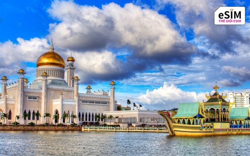 Vẻ đẹp nguy nga của Thánh đường Sultan Omar Ali Saifuddin rực sáng cả góc trời Brunei với mái vòm dát vàng ròng lung linh